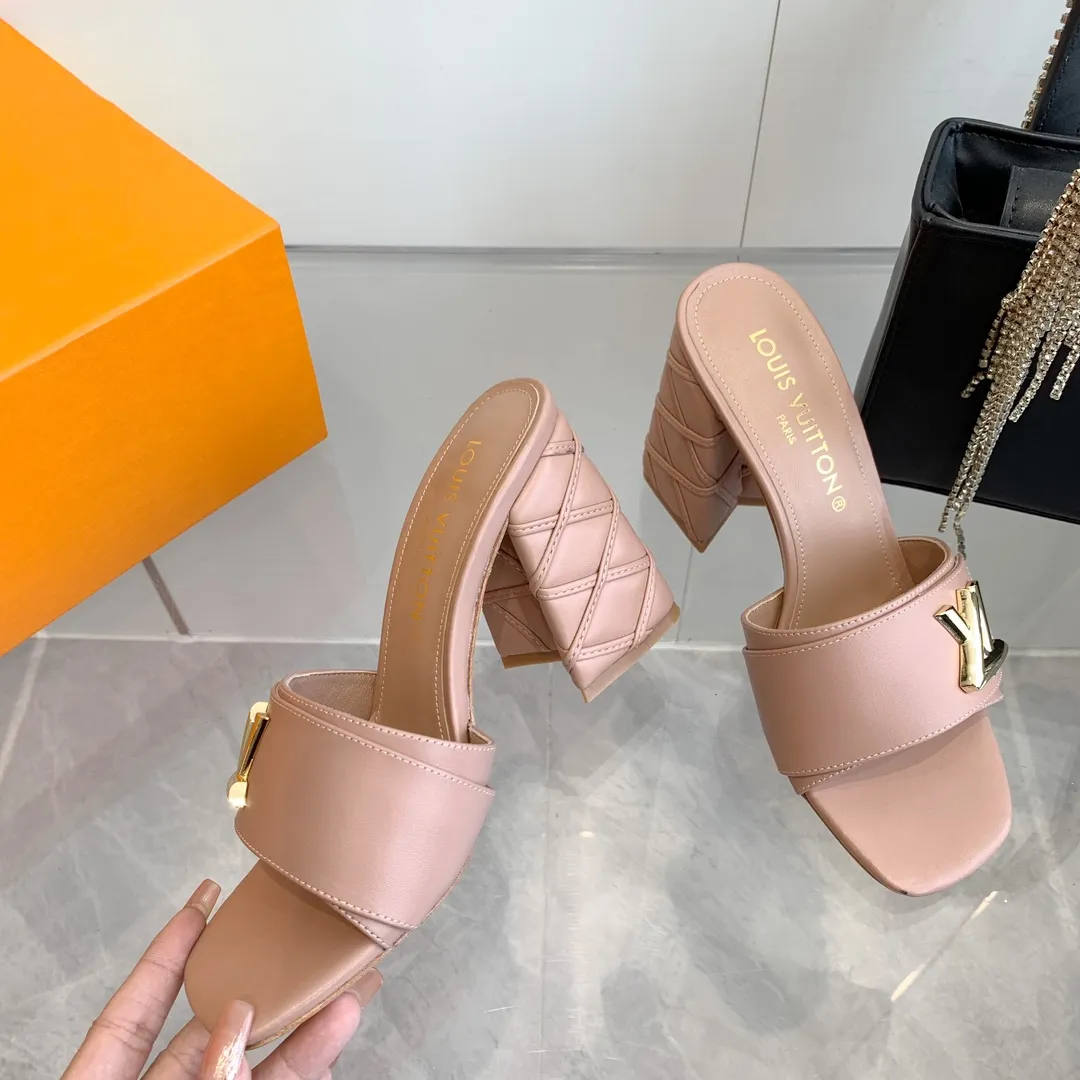 👟👟Ex-factory price 520👟👟 LV | Louis Vuitton ²⁰²³ 𝐬𝐬 🧡💚2️⃣0️⃣2️⃣4️⃣Early spring new model, top version⚠️ The counter features the latest models, square toe sandals, hard goods are new🆕 ❥Purchase level! Full of high-end feel! A popular model among bloggers at home and abroad, it’s retro and fashionable and looks amazing on your feet! Mainly recommended model on the official website★ ━━━━━ ЅᏇєєt ━━━━━ ▪️Upper: original cowhide + metal buckle ▪️Lining: imported goatskin lining ▪️Outsole: original Italian leather outsole ▪️Heel height: 5.5cm 9cm ▪️Shoe size: 35-39 (40 and 41 customized items are not returnable or exchangeable)